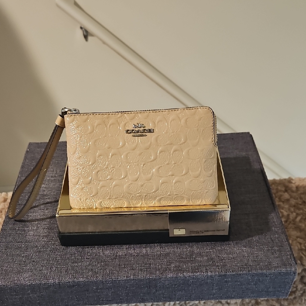 Authentic Coach Patent Leather Signature Wristlet in Cream